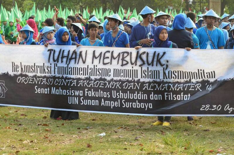 Spanduk Tuhan Membusuk UIN Sunan Ampel