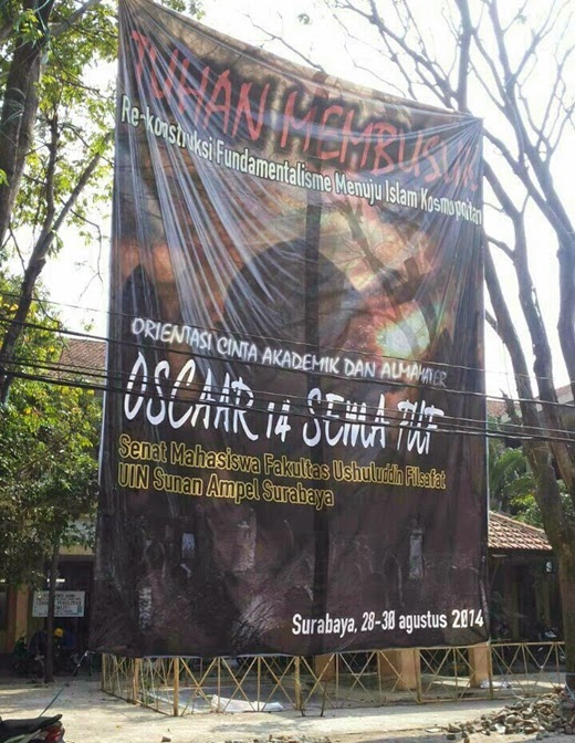 Spanduk-Tuhan-Membusuk-di-UIN-Sunan-Ampel-Surabaya-Jatim